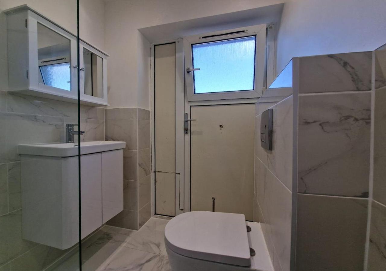 Private Room In London Enfield With Parking Bagian luar foto